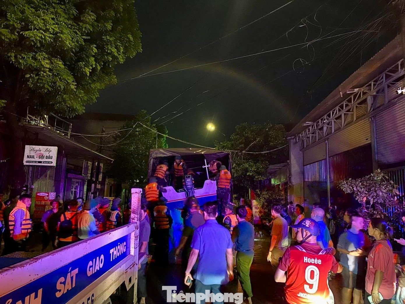Trắng đêm cứu dân giữa dòng nước lũ ở Lạng Sơn - Ảnh 6. Trắng đêm cứu dân giữa dòng nước lũ ở Lạng Sơn - Ảnh 6.