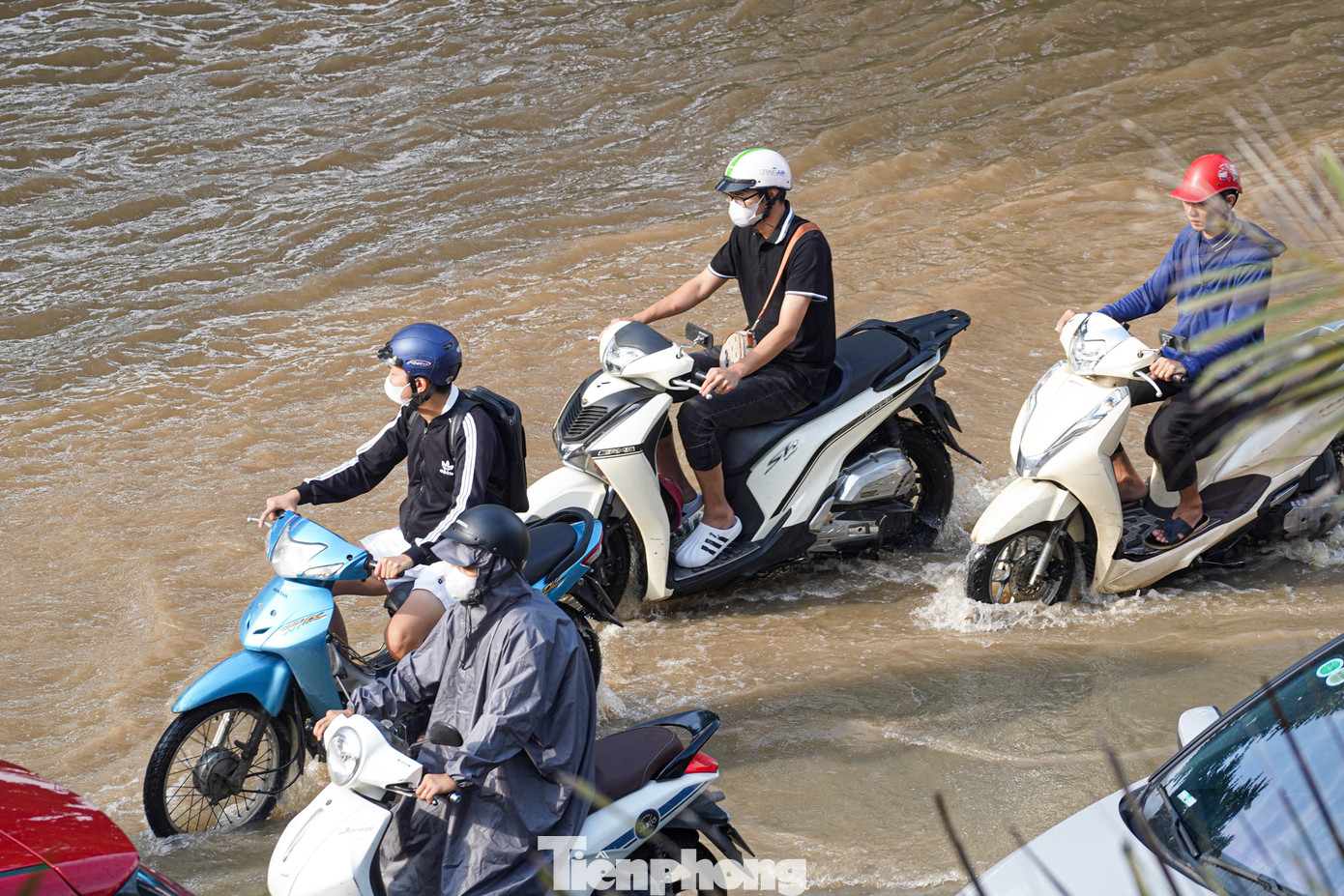 Người Hà Nội thức trắng cứu xe, dọn nhà giữa ngổn ngang bùn nước - Ảnh 22.