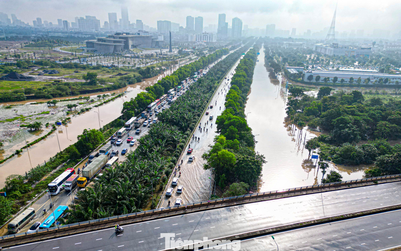 Người Hà Nội thức trắng cứu xe, dọn nhà giữa ngổn ngang bùn nước - Ảnh 20.