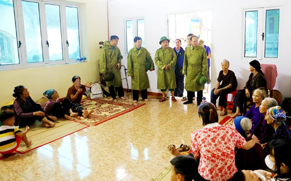 Lũ sông Cầu đạt đỉnh, trung tâm tỉnh Thái Nguyên chìm trong biển nước - Ảnh 8.