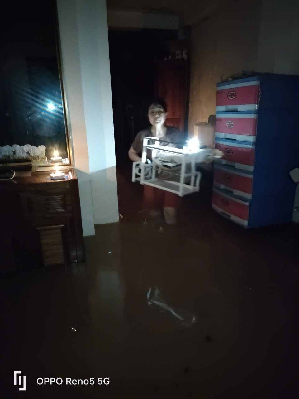 Lũ sông Cầu đạt đỉnh, trung tâm tỉnh Thái Nguyên chìm trong biển nước - Ảnh 10.