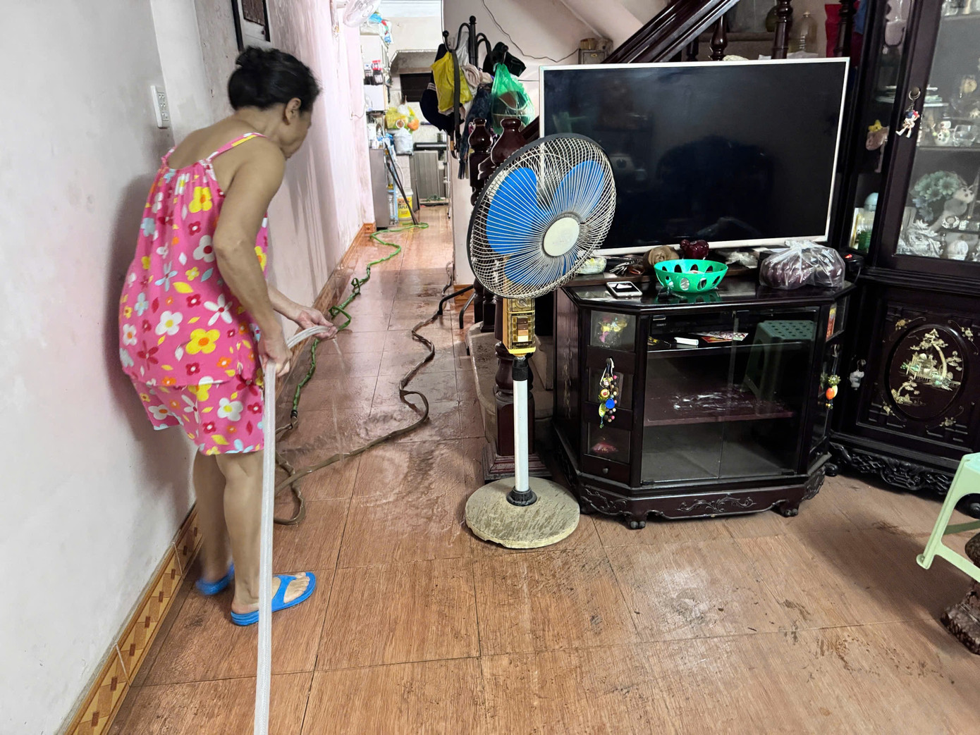 Người Hà Nội thức trắng cứu xe, dọn nhà giữa ngổn ngang bùn nước - Ảnh 12.