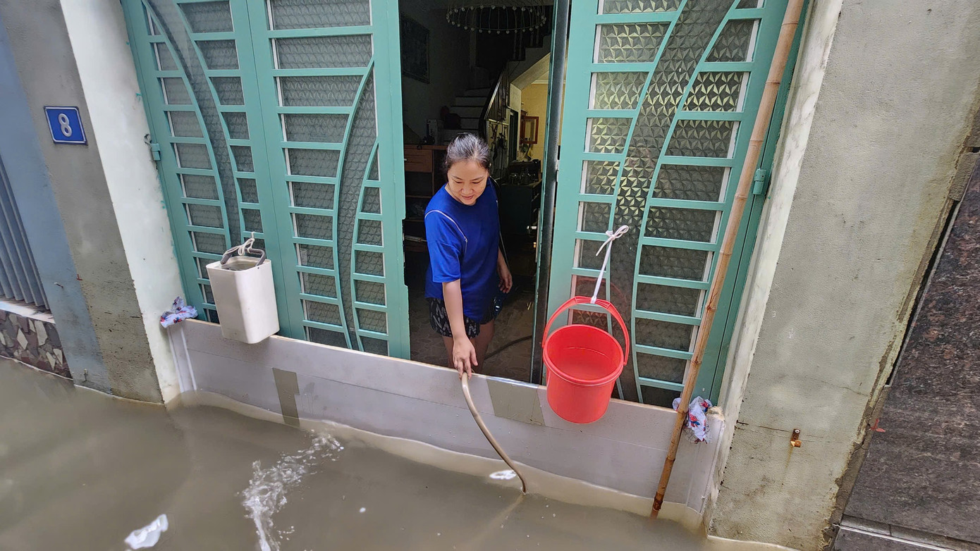 Người Hà Nội thức trắng cứu xe, dọn nhà giữa ngổn ngang bùn nước - Ảnh 16.