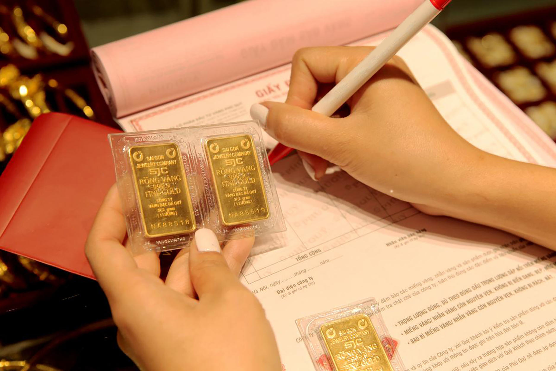 Tuổi trung niên băn khoăn: Một bên an toàn, một bên giữ giá - gửi tiết kiệm hay mua vàng mới là đúng? - Ảnh 3.