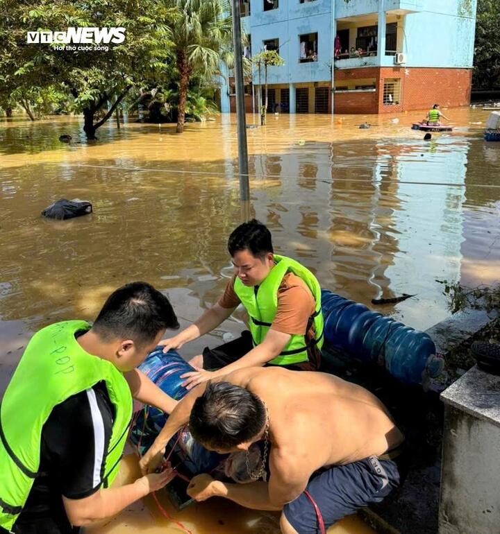 Sinh viên bị cô lập giữa lũ, trường đại học lập đội cứu trợ khẩn cấp trong đêm - Ảnh 4. Sinh viên bị cô lập giữa lũ, trường đại học lập đội cứu trợ khẩn cấp trong đêm - Ảnh 4.