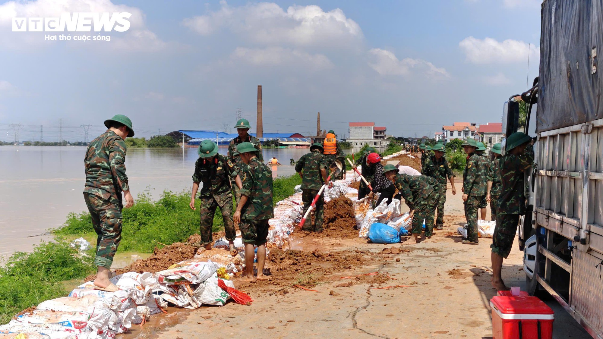 Bí thư chi bộ thôn ở Bắc Ninh tử vong khi tham gia chống lũ - Ảnh 1. Bí thư chi bộ thôn ở Bắc Ninh tử vong khi tham gia chống lũ - Ảnh 1.