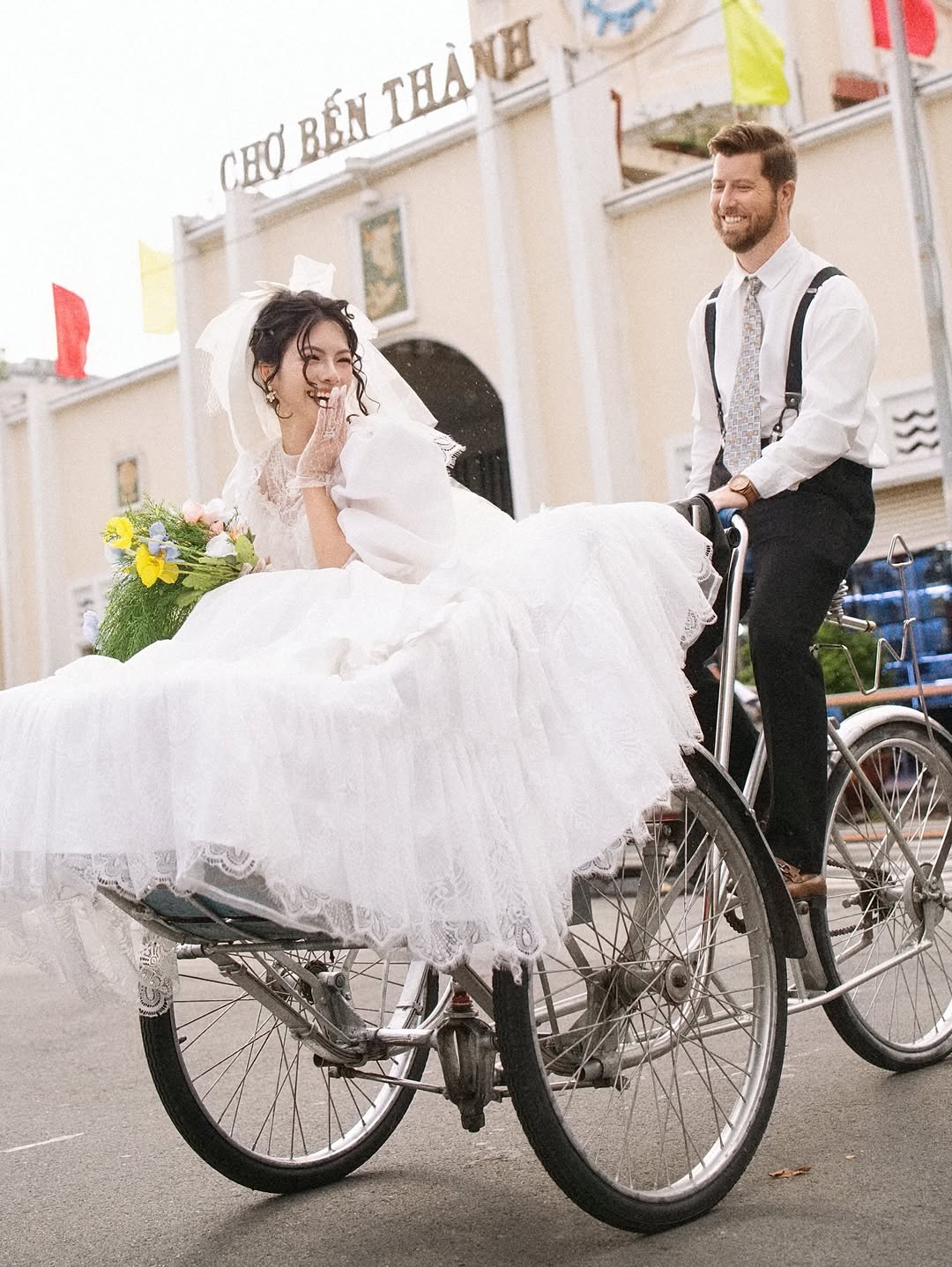 Vợ Việt &quot;lỡ miệng&quot; nói thích hoàng hôn, chồng Tây lái máy bay riêng chở đi ngắm rồi vòng về ăn phở- Ảnh 5.