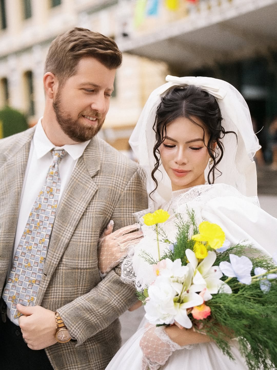 Vợ Việt &quot;lỡ miệng&quot; nói thích hoàng hôn, chồng Tây lái máy bay riêng chở đi ngắm rồi vòng về ăn phở- Ảnh 4.