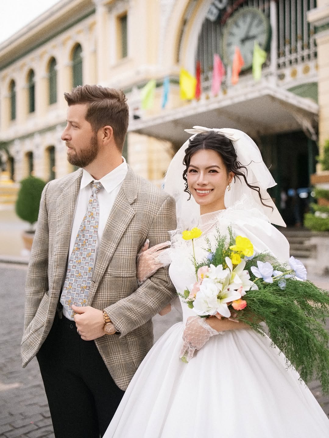 Vợ Việt &quot;lỡ miệng&quot; nói thích hoàng hôn, chồng Tây lái máy bay riêng chở đi ngắm rồi vòng về ăn phở- Ảnh 3.