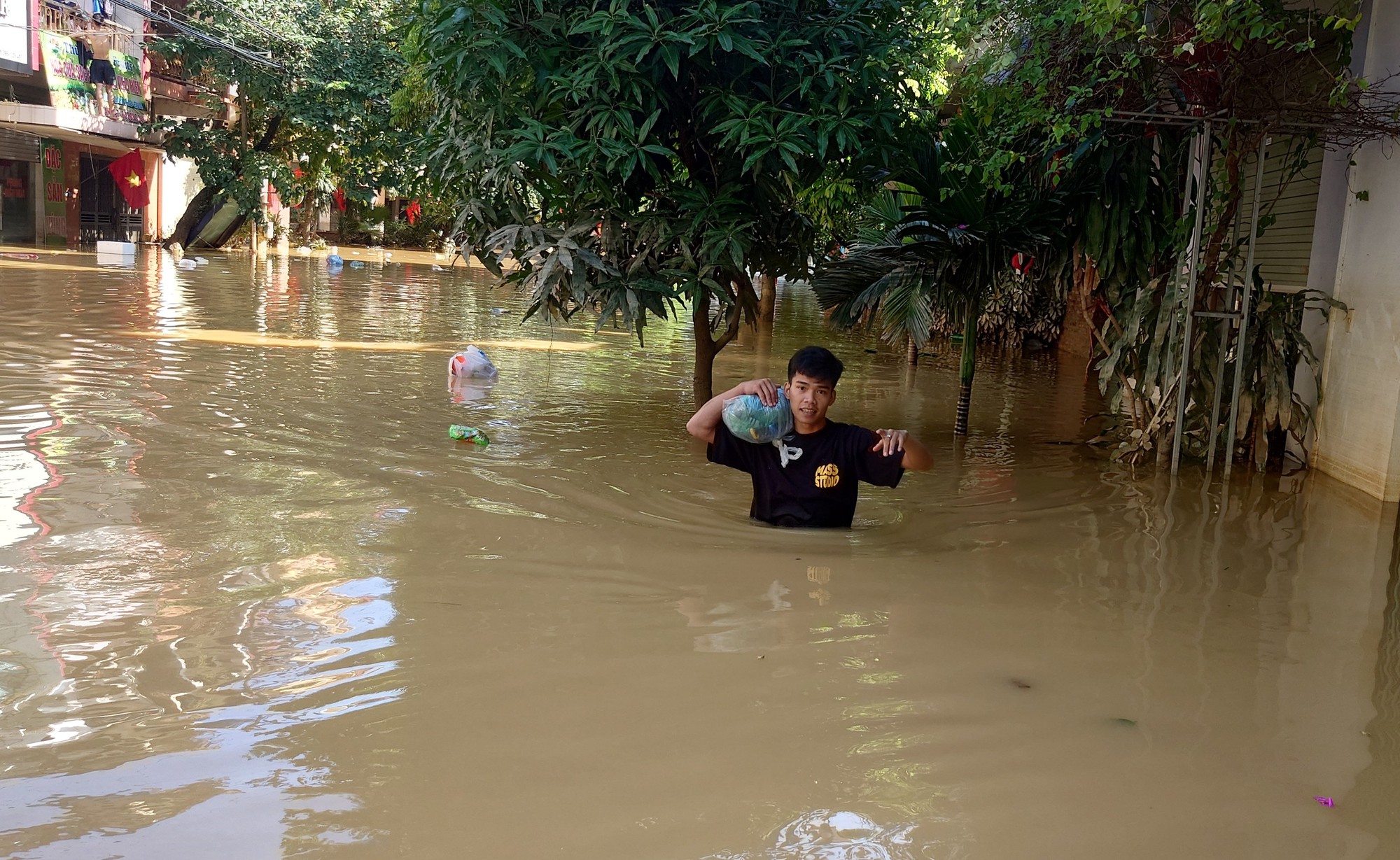 Người dân Thái Nguyên gồng mình dọn lại cuộc sống giữa bùn đất và nước ngập- Ảnh 12. Người dân Thái Nguyên gồng mình dọn lại cuộc sống giữa bùn đất và nước ngập- Ảnh 12.