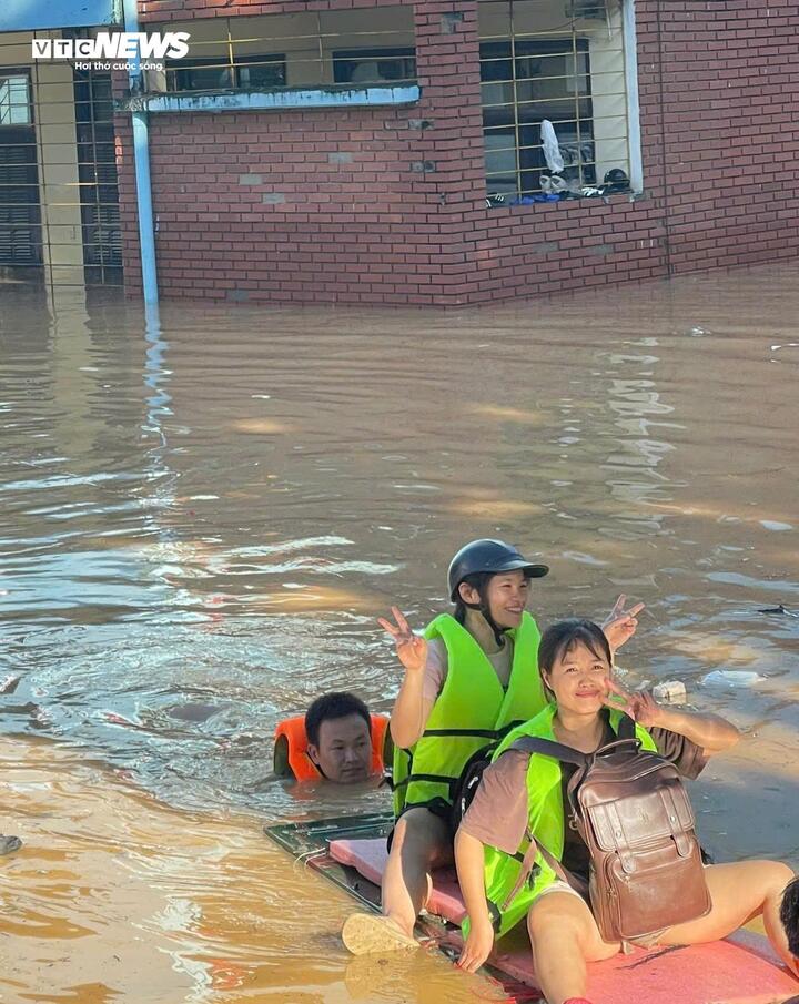 Sinh viên bị cô lập giữa lũ, trường đại học lập đội cứu trợ khẩn cấp trong đêm - Ảnh 3. Sinh viên bị cô lập giữa lũ, trường đại học lập đội cứu trợ khẩn cấp trong đêm - Ảnh 3.