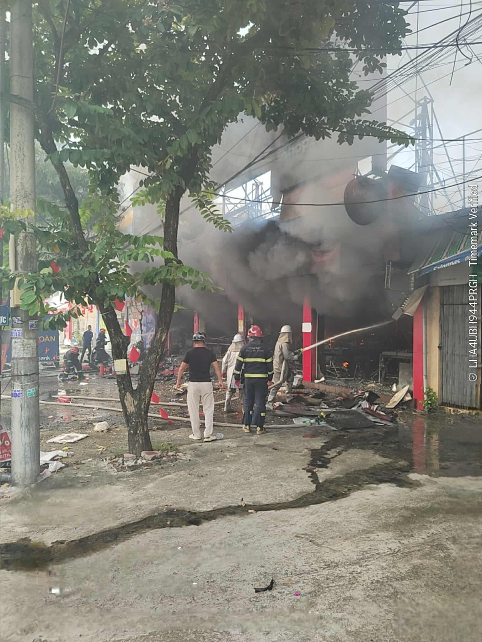 Hà Nội: Cháy lớn tại 1 siêu thị điện máy - Ảnh 2. Hà Nội: Cháy lớn tại 1 siêu thị điện máy - Ảnh 2.
