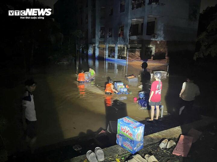 Sinh viên bị cô lập giữa lũ, trường đại học lập đội cứu trợ khẩn cấp trong đêm - Ảnh 6. Sinh viên bị cô lập giữa lũ, trường đại học lập đội cứu trợ khẩn cấp trong đêm - Ảnh 6.