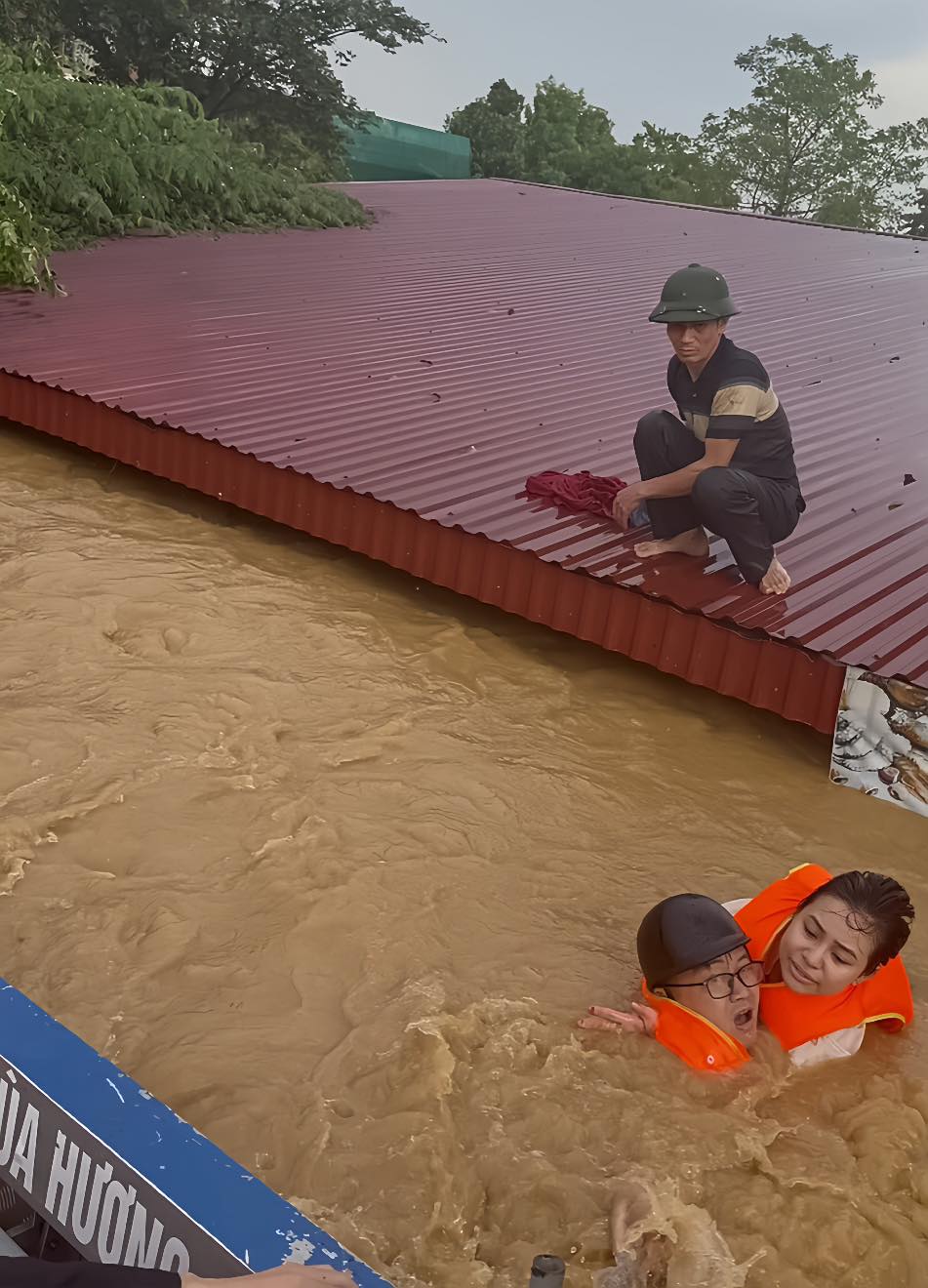 Là 1 người mẹ, tôi nể phục ông bố 6 con giữa vùng nước lũ ấy và cả vợ anh nữa: Những đứa trẻ chắc chắn sẽ tự hào về bố mình!- Ảnh 2. Là 1 người mẹ, tôi nể phục ông bố 6 con giữa vùng nước lũ ấy và cả vợ anh nữa: Những đứa trẻ chắc chắn sẽ tự hào về bố mình!- Ảnh 2.
