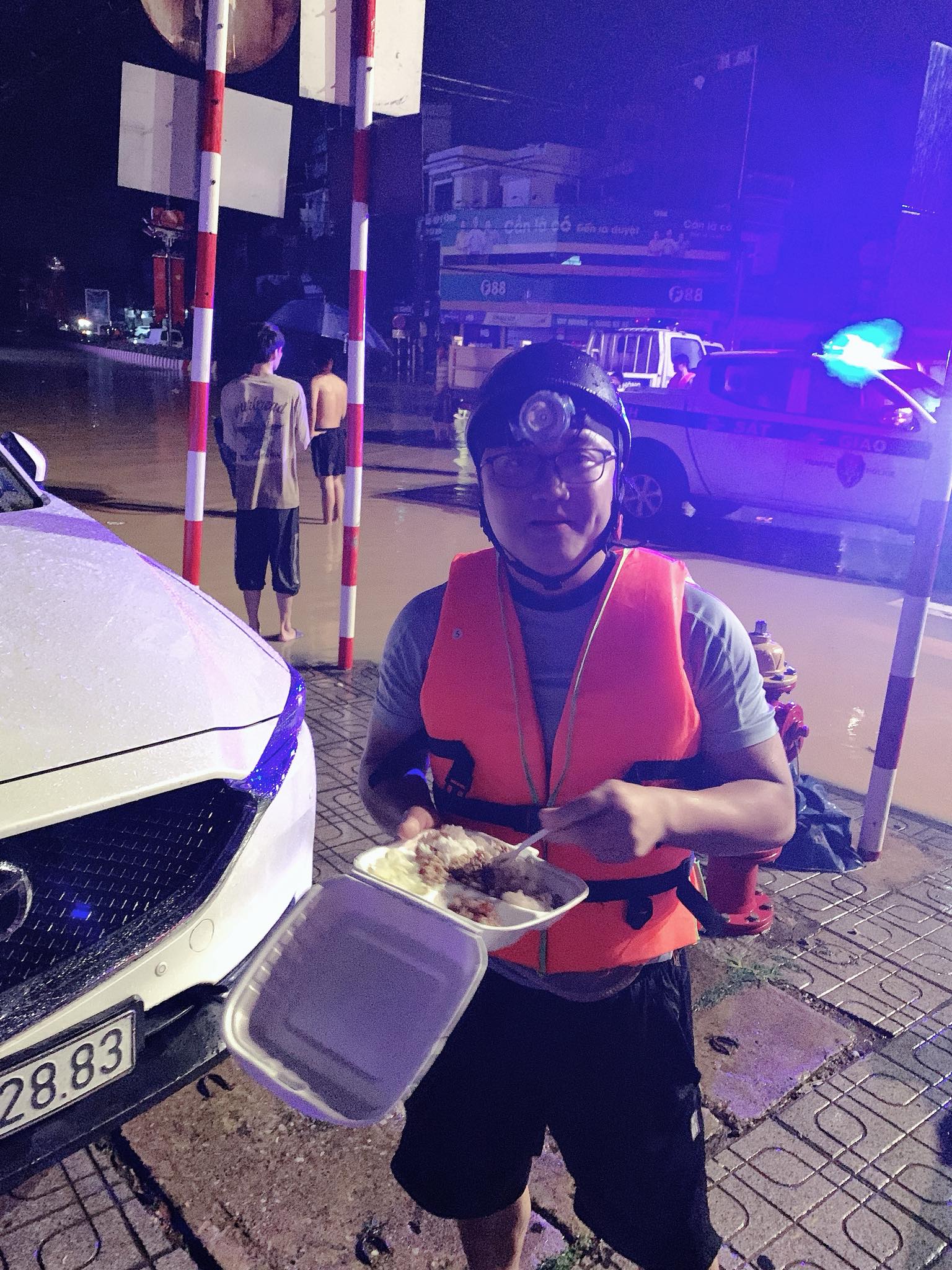 Là 1 người mẹ, tôi nể phục ông bố 6 con giữa vùng nước lũ ấy và cả vợ anh nữa: Những đứa trẻ chắc chắn sẽ tự hào về bố mình!- Ảnh 3. Là 1 người mẹ, tôi nể phục ông bố 6 con giữa vùng nước lũ ấy và cả vợ anh nữa: Những đứa trẻ chắc chắn sẽ tự hào về bố mình!- Ảnh 3.
