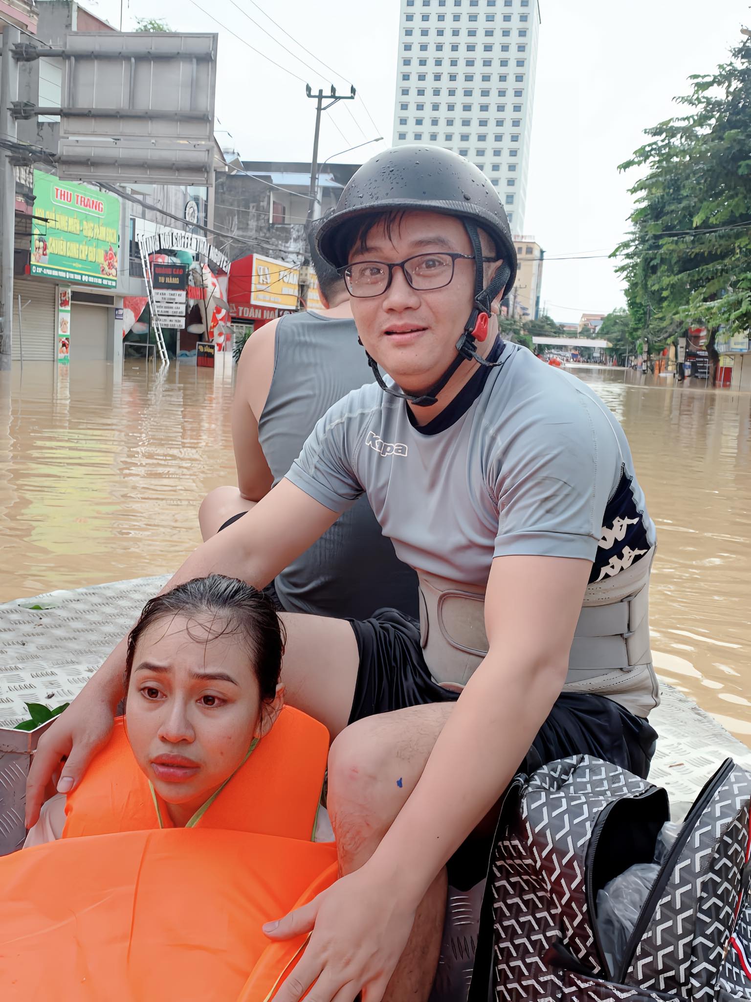 Là 1 người mẹ, tôi nể phục ông bố 6 con giữa vùng nước lũ ấy và cả vợ anh nữa: Những đứa trẻ chắc chắn sẽ tự hào về bố mình!- Ảnh 1. Là 1 người mẹ, tôi nể phục ông bố 6 con giữa vùng nước lũ ấy và cả vợ anh nữa: Những đứa trẻ chắc chắn sẽ tự hào về bố mình!- Ảnh 1.