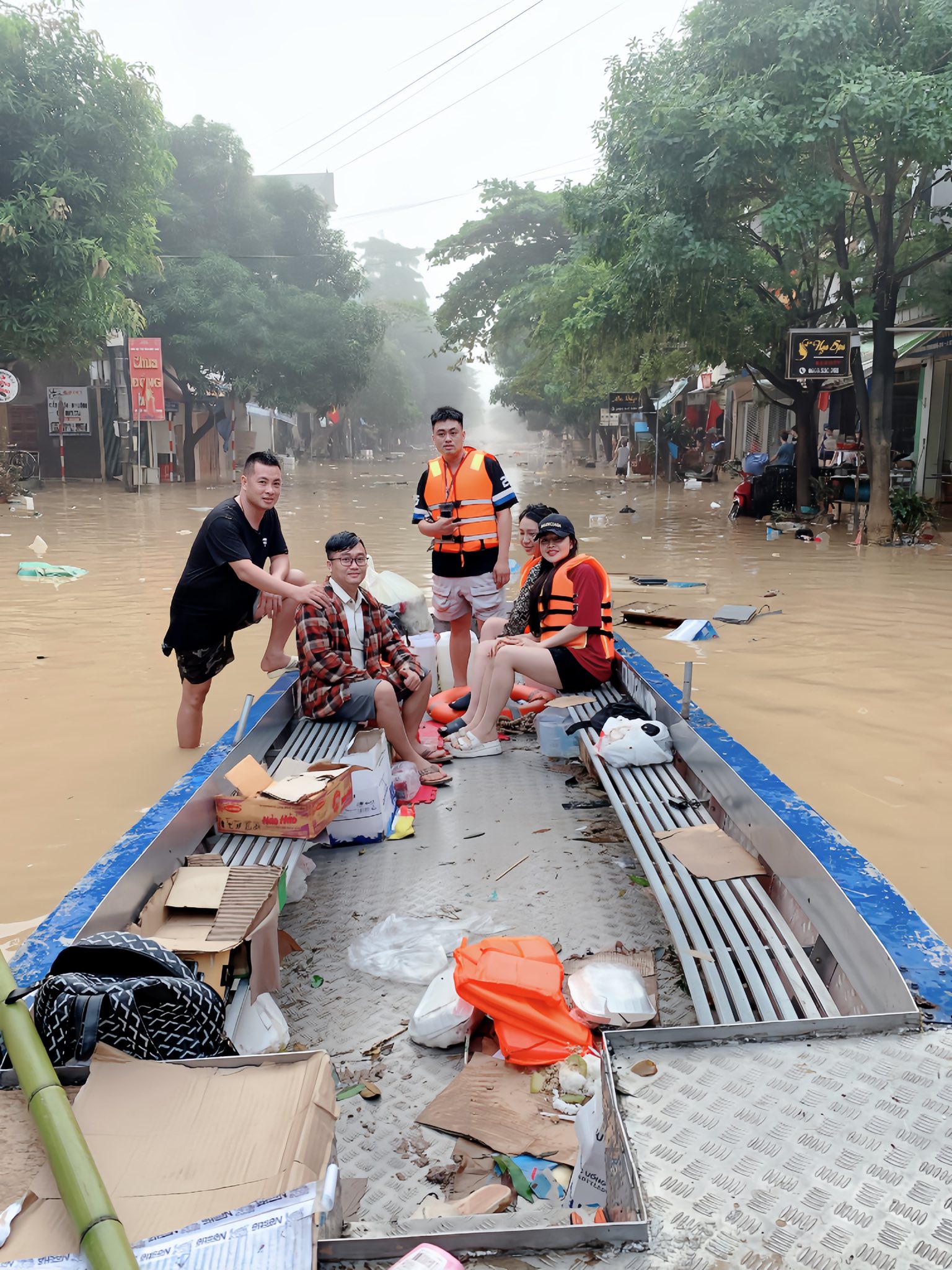 Là 1 người mẹ, tôi nể phục ông bố 6 con giữa vùng nước lũ ấy và cả vợ anh nữa: Những đứa trẻ chắc chắn sẽ tự hào về bố mình!- Ảnh 4. Là 1 người mẹ, tôi nể phục ông bố 6 con giữa vùng nước lũ ấy và cả vợ anh nữa: Những đứa trẻ chắc chắn sẽ tự hào về bố mình!- Ảnh 4.