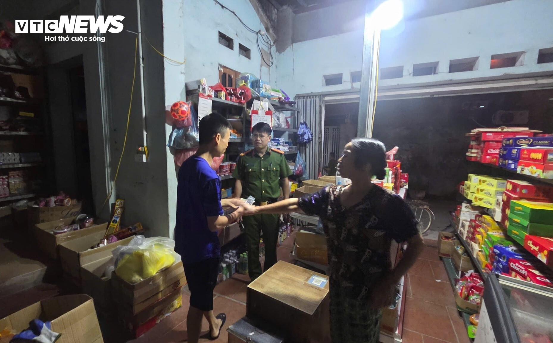 Lũ vượt lịch sử trên sông Cầu, hàng nghìn người đắp đê bối ở Bắc Ninh - Ảnh 7. Lũ vượt lịch sử trên sông Cầu, hàng nghìn người đắp đê bối ở Bắc Ninh - Ảnh 7.