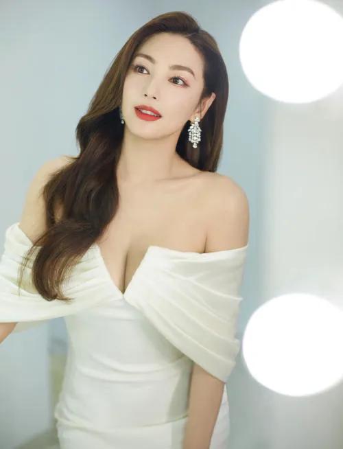 5 đôi showbiz &quot;từ yêu thành hận&quot;: Có cặp thi nhau bóc tình cũ &quot;ăn chả ăn nem&quot;, có cặp kiện nhau đòi... quà! - Ảnh 8.