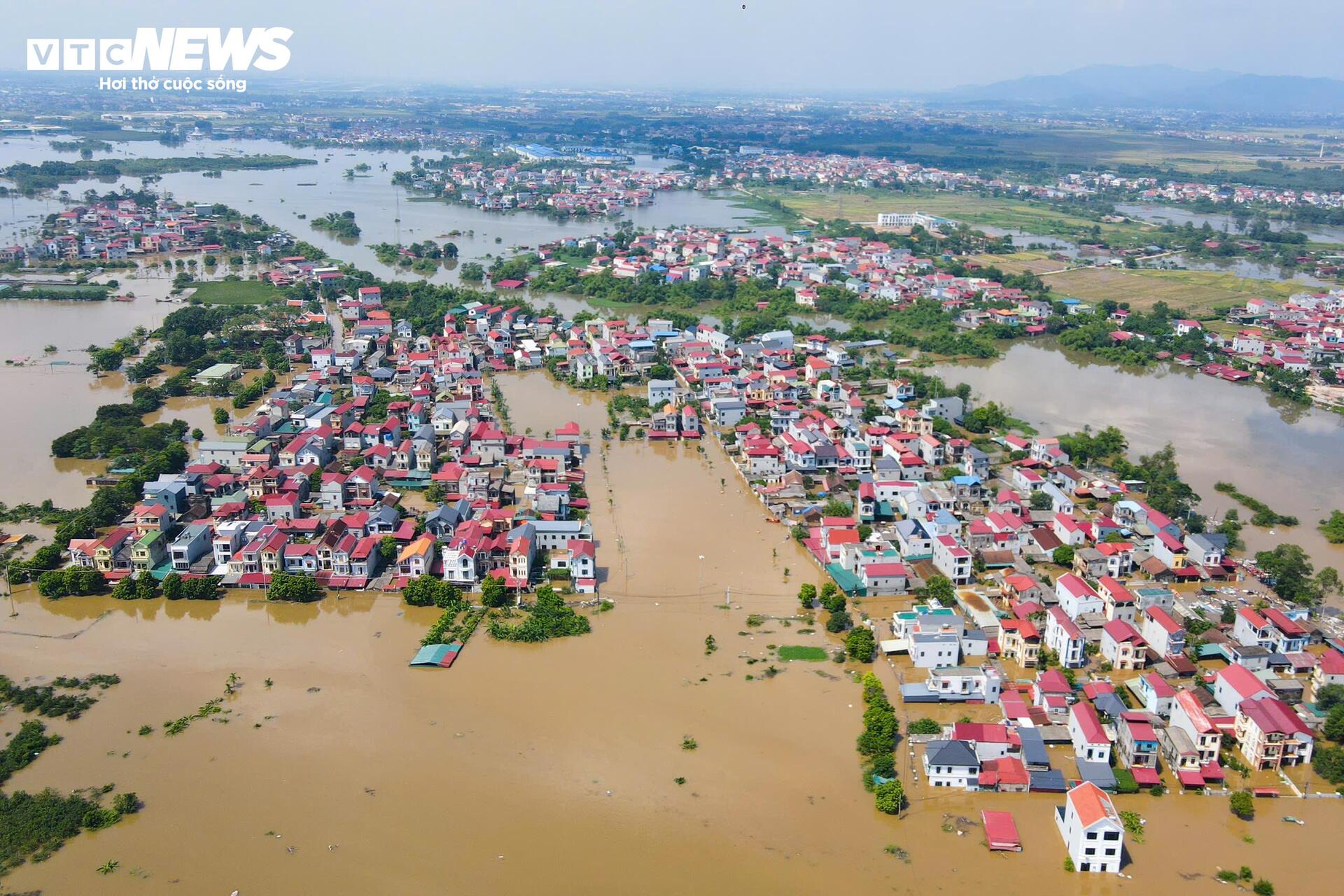 Lũ vượt lịch sử, sau một đêm làng quê ngoại thành Hà Nội biến thành biển nước - Ảnh 1. Lũ vượt lịch sử, sau một đêm làng quê ngoại thành Hà Nội biến thành biển nước - Ảnh 1.