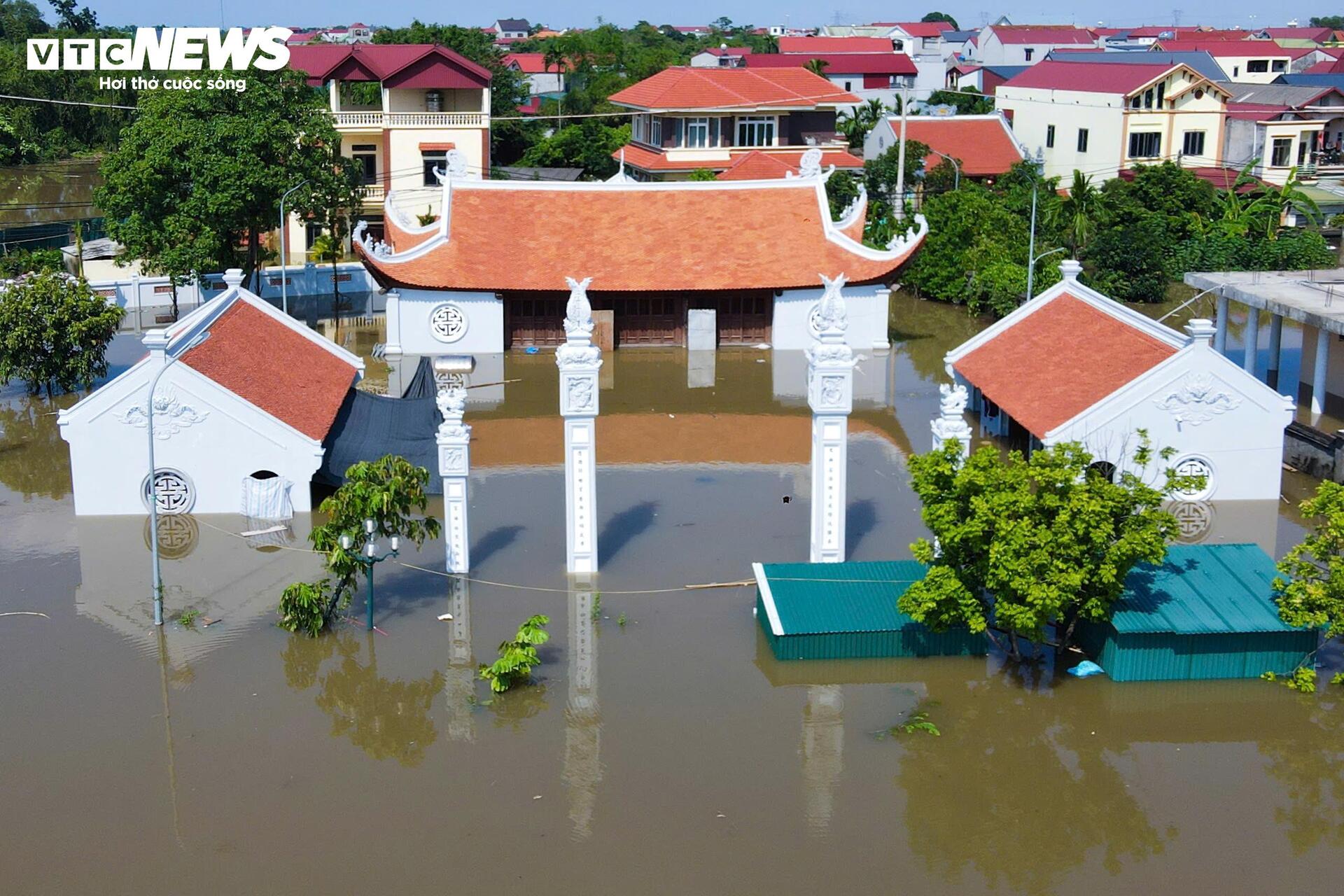 Lũ vượt lịch sử, sau một đêm làng quê ngoại thành Hà Nội biến thành biển nước - Ảnh 3. Lũ vượt lịch sử, sau một đêm làng quê ngoại thành Hà Nội biến thành biển nước - Ảnh 3.
