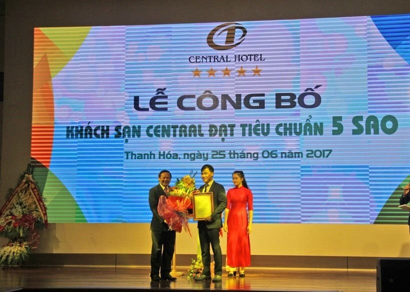 Đại gia U60 kín tiếng đứng sau khách sạn 5 sao 18 tầng đầu tiên ở Thanh Hóa, 'đánh chiếm' sang Quảng Ninh xây chuỗi - Ảnh 2. Đại gia U60 kín tiếng đứng sau khách sạn 5 sao 18 tầng đầu tiên ở Thanh Hóa, 'đánh chiếm' sang Quảng Ninh xây chuỗi - Ảnh 2.