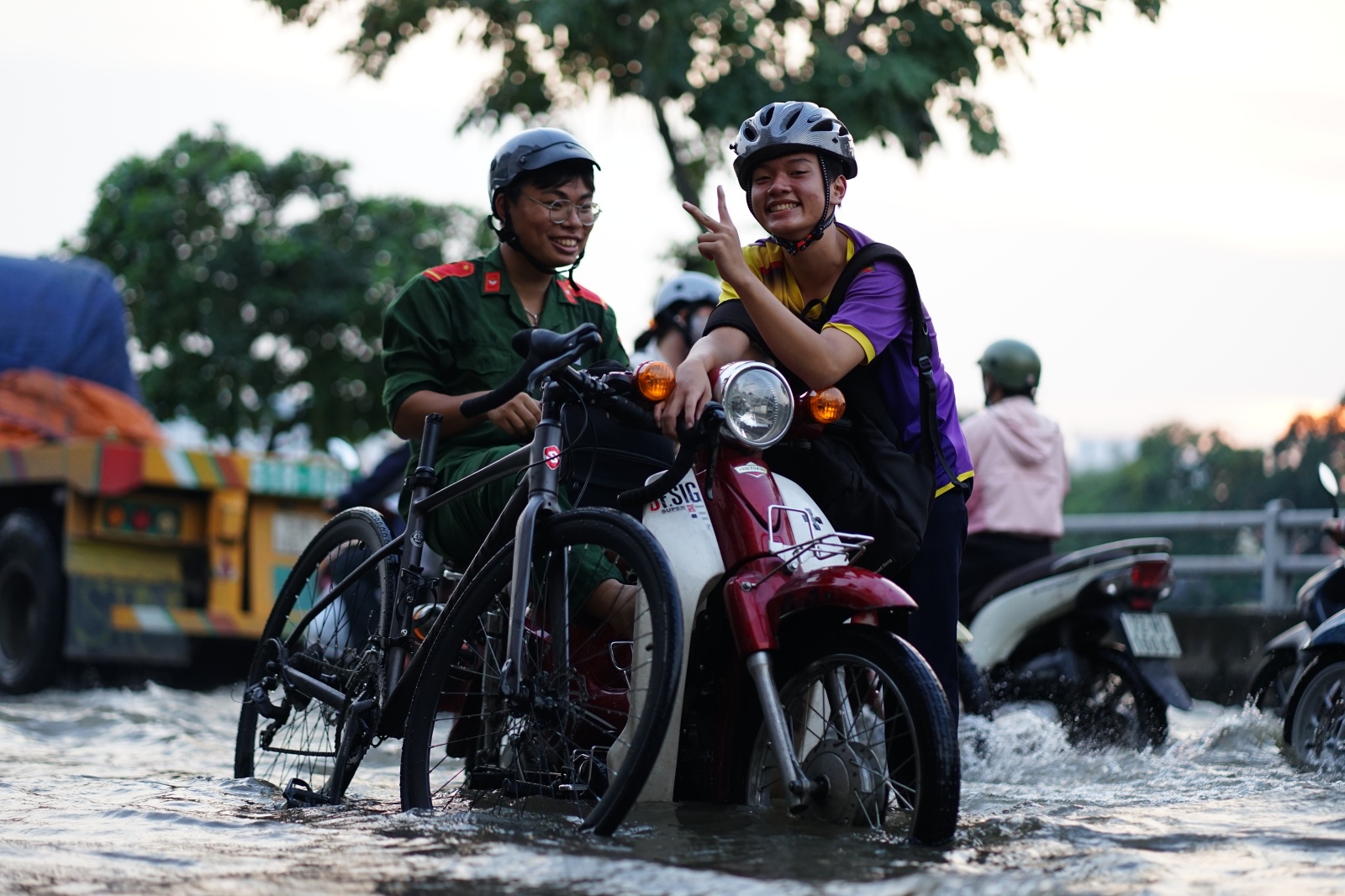 TP.HCM: "Vượt sông" về nhà - Ảnh 11. TP.HCM: "Vượt sông" về nhà - Ảnh 11.