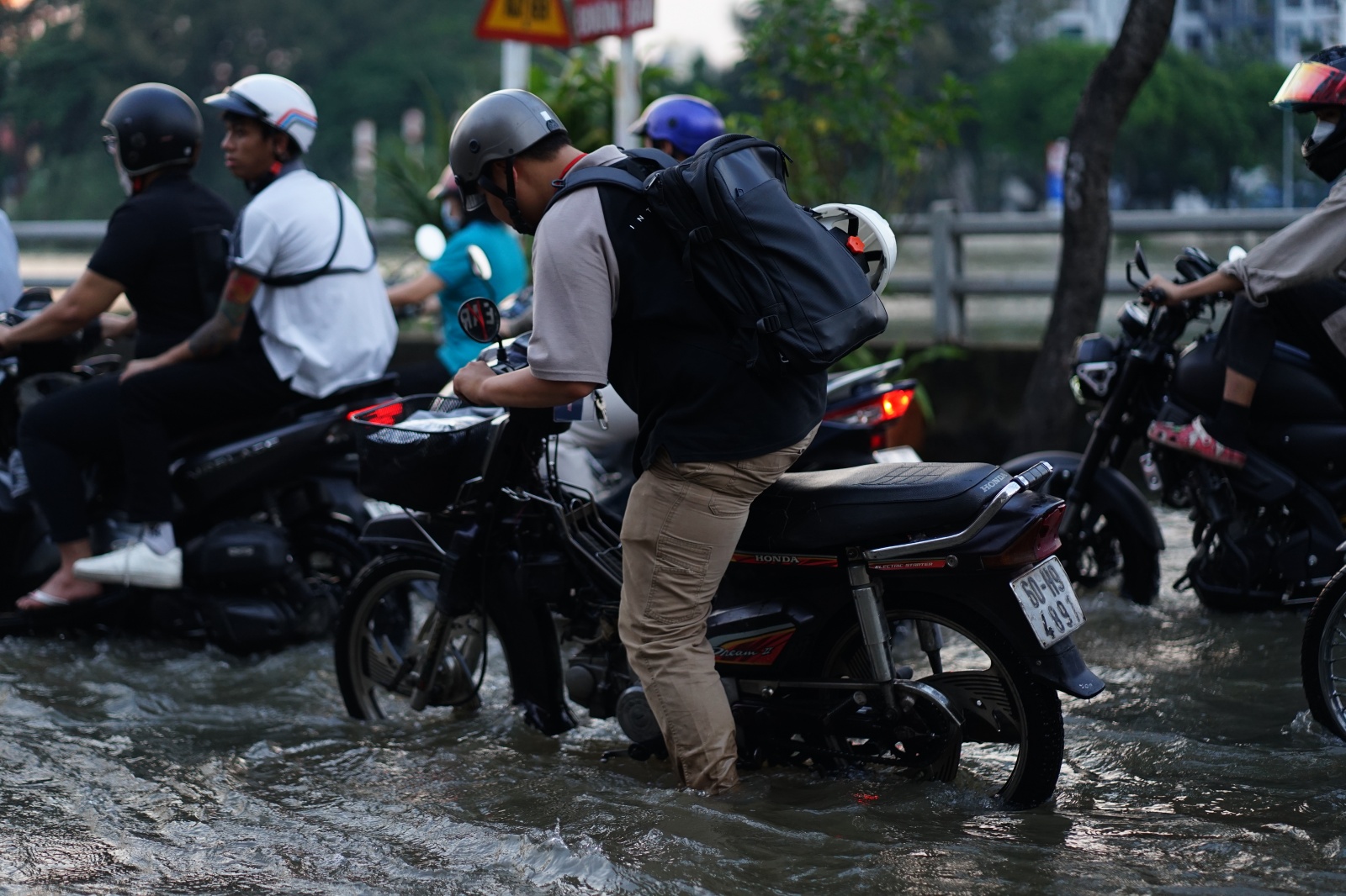 TP.HCM: "Vượt sông" về nhà - Ảnh 13. TP.HCM: "Vượt sông" về nhà - Ảnh 13.