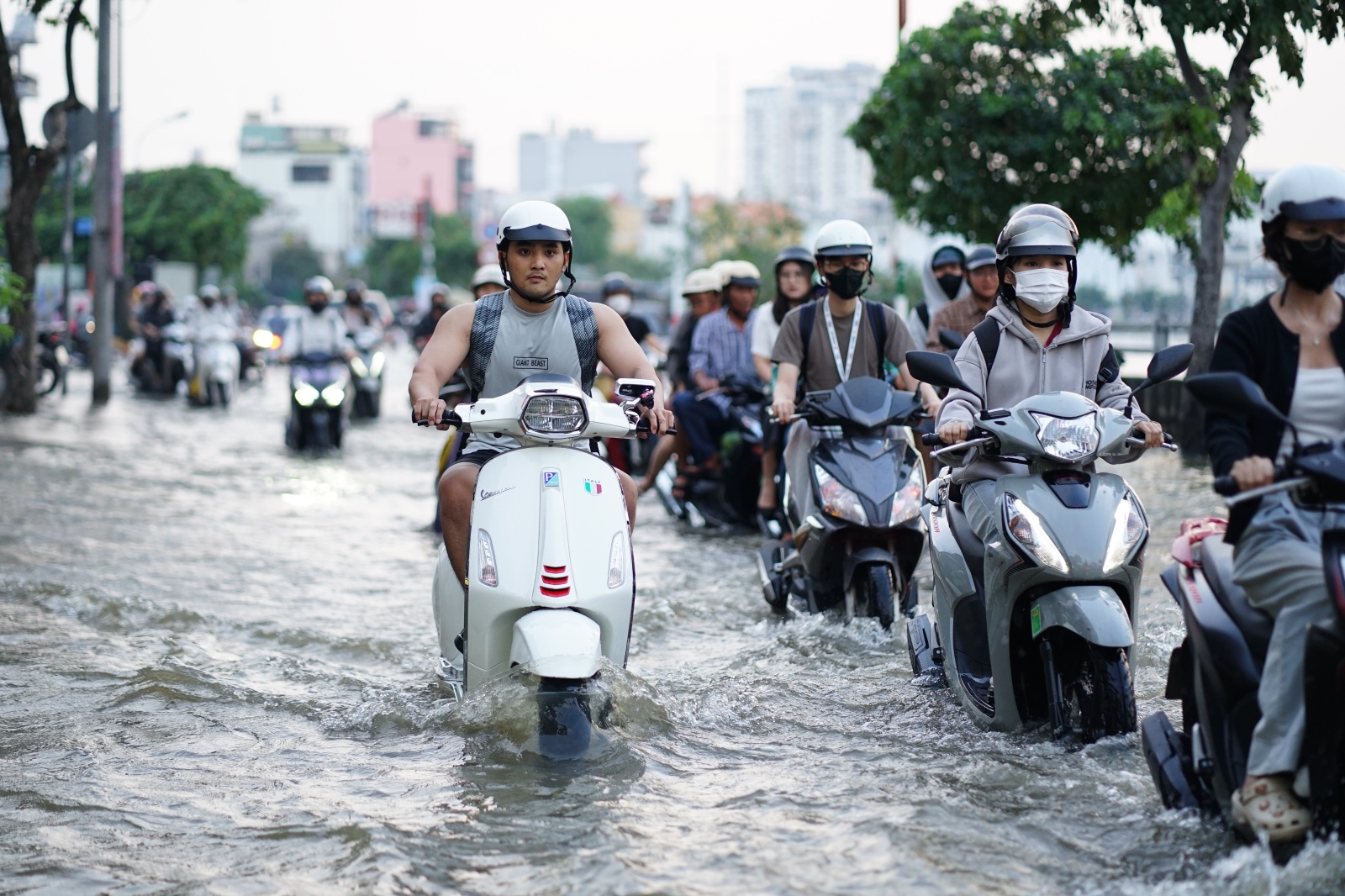 TP.HCM: "Vượt sông" về nhà - Ảnh 3. TP.HCM: "Vượt sông" về nhà - Ảnh 3.