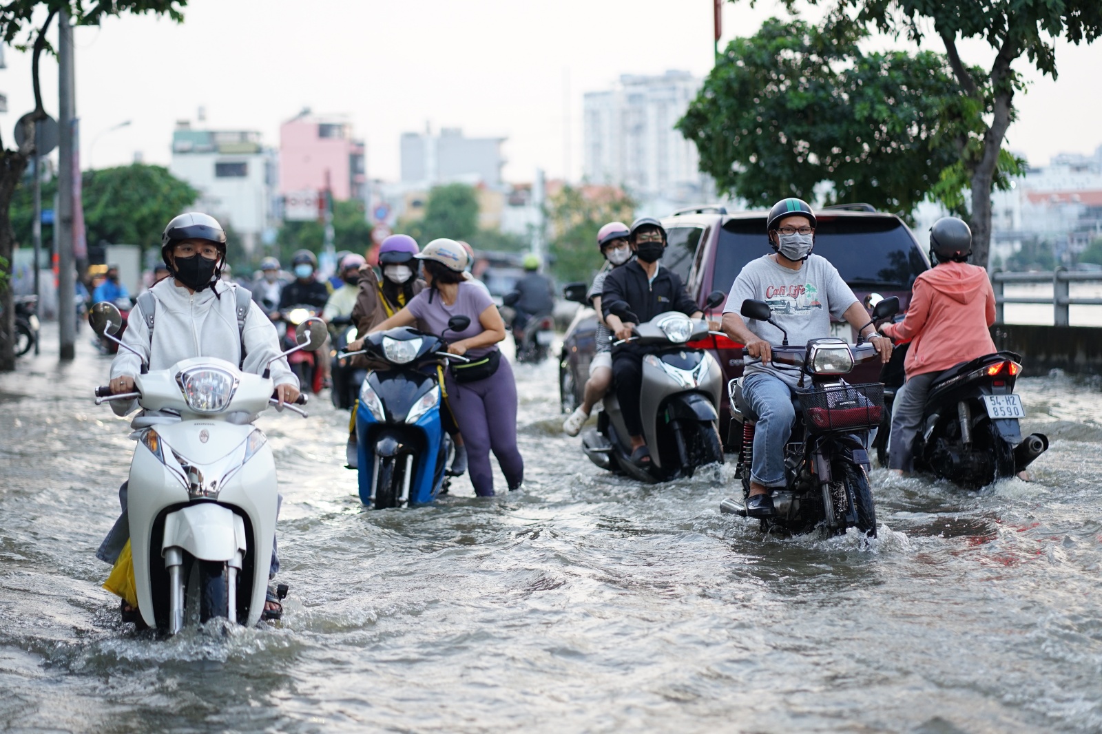 TP.HCM: "Vượt sông" về nhà- Ảnh 1. TP.HCM: "Vượt sông" về nhà- Ảnh 1.