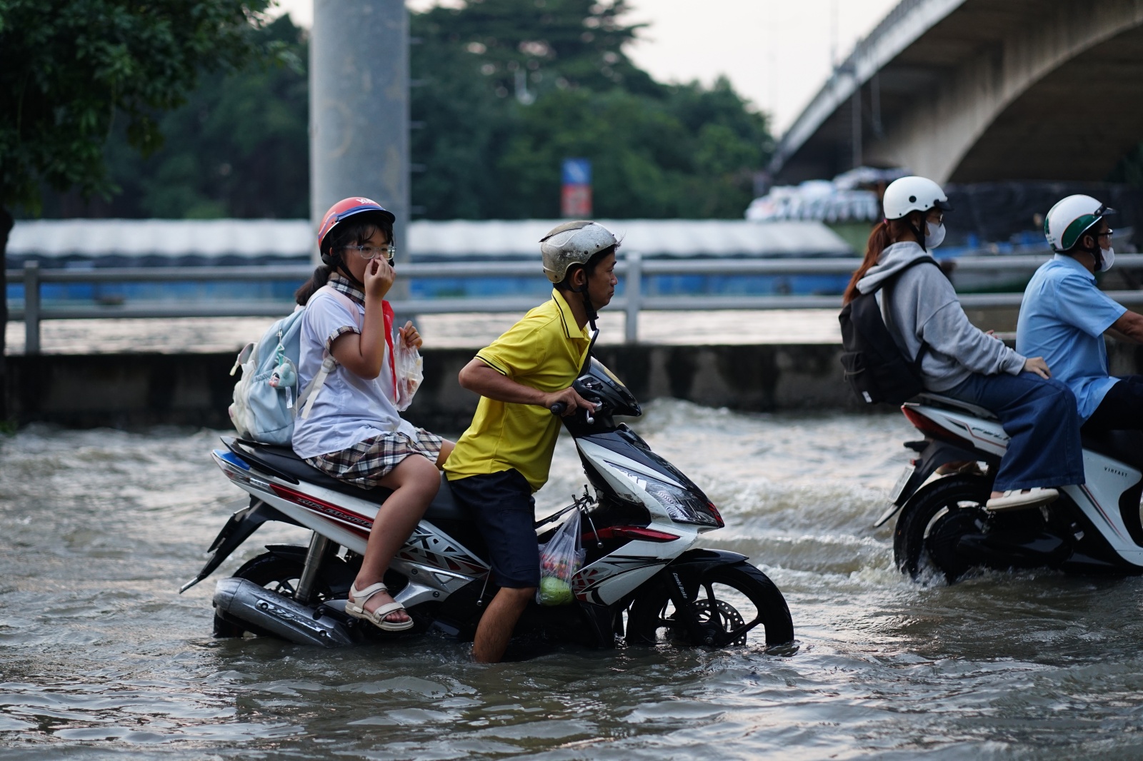 TP.HCM: "Vượt sông" về nhà - Ảnh 7. TP.HCM: "Vượt sông" về nhà - Ảnh 7.