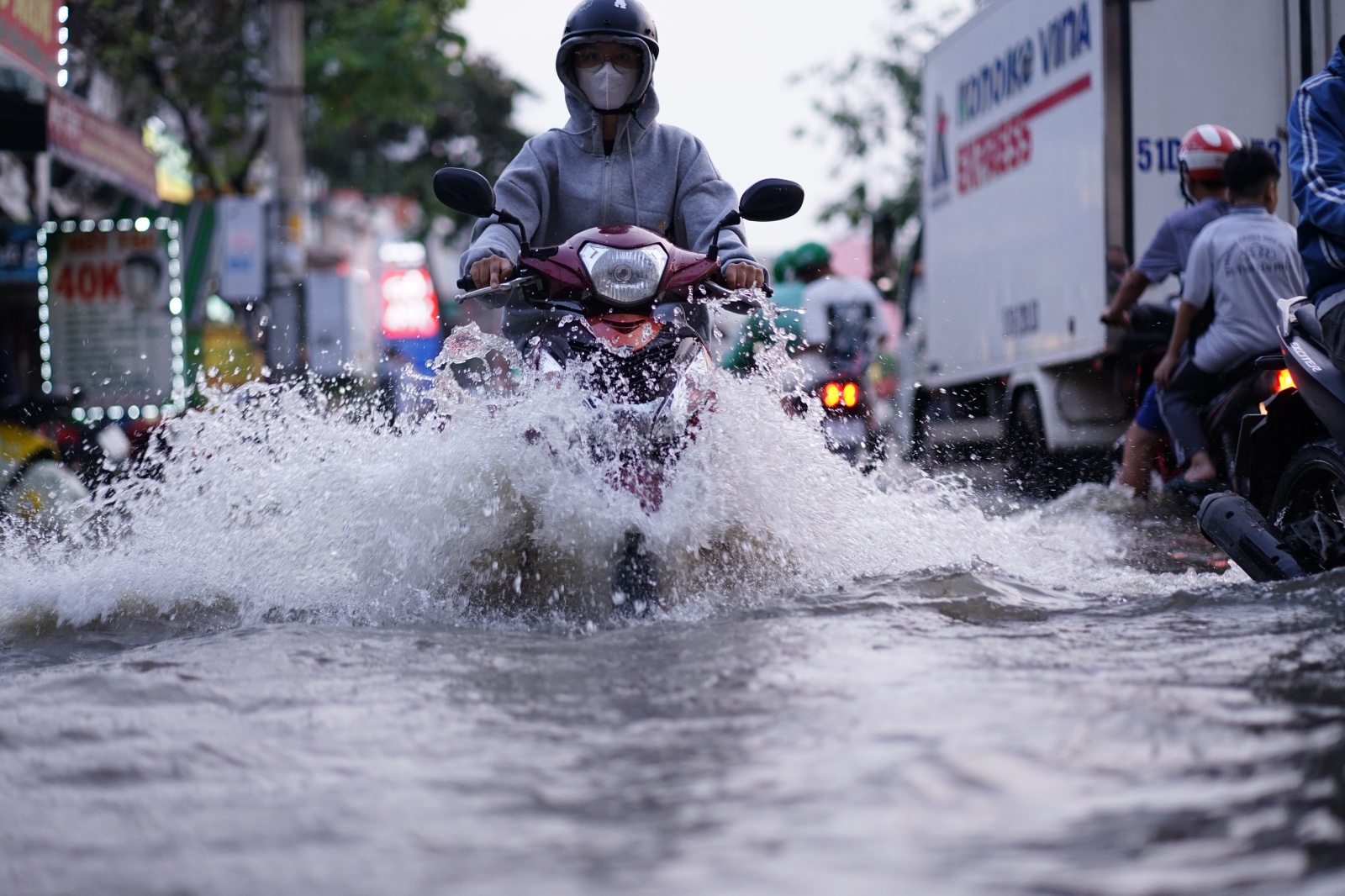 TP.HCM: "Vượt sông" về nhà - Ảnh 4. TP.HCM: "Vượt sông" về nhà - Ảnh 4.