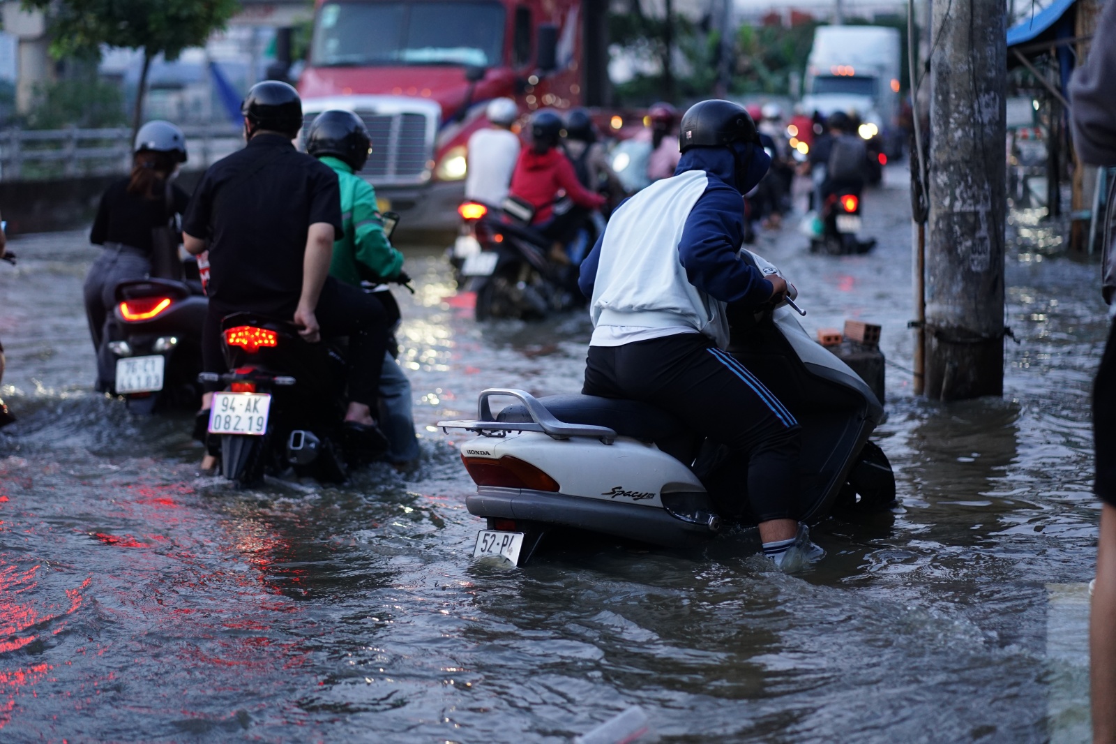 TP.HCM: "Vượt sông" về nhà - Ảnh 9. TP.HCM: "Vượt sông" về nhà - Ảnh 9.