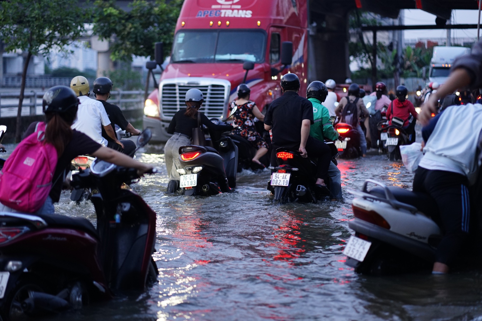 TP.HCM: "Vượt sông" về nhà - Ảnh 10. TP.HCM: "Vượt sông" về nhà - Ảnh 10.