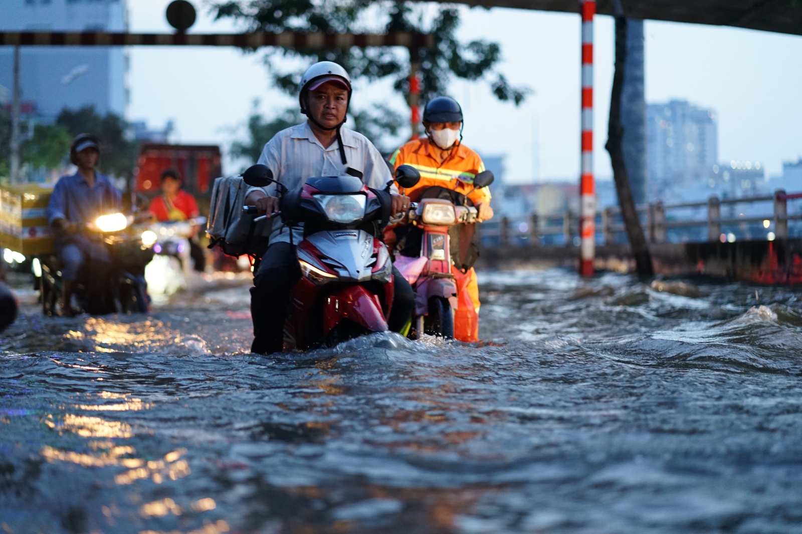 TP.HCM: "Vượt sông" về nhà - Ảnh 5. TP.HCM: "Vượt sông" về nhà - Ảnh 5.
