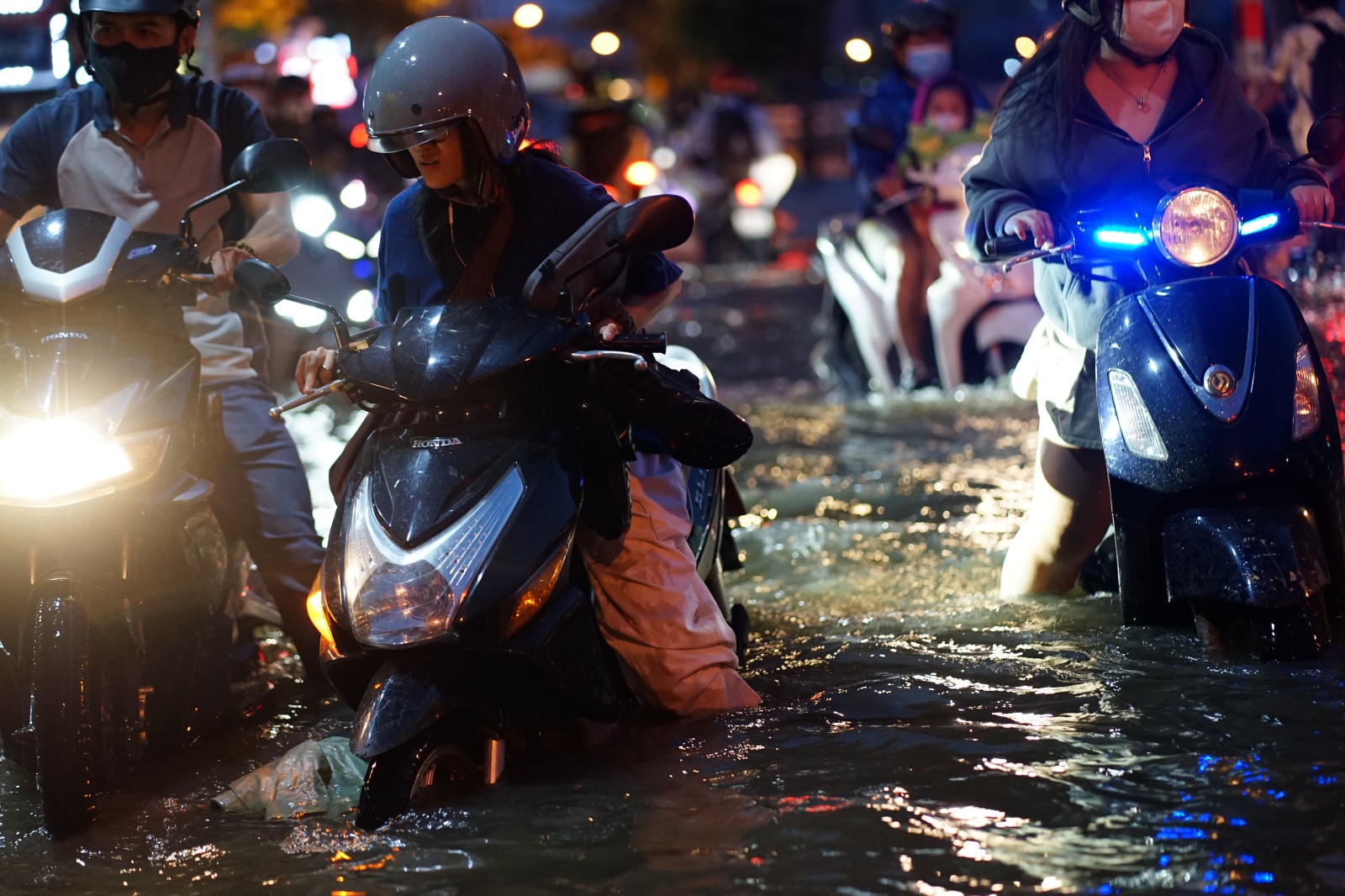 TP.HCM: "Vượt sông" về nhà - Ảnh 14. TP.HCM: "Vượt sông" về nhà - Ảnh 14.