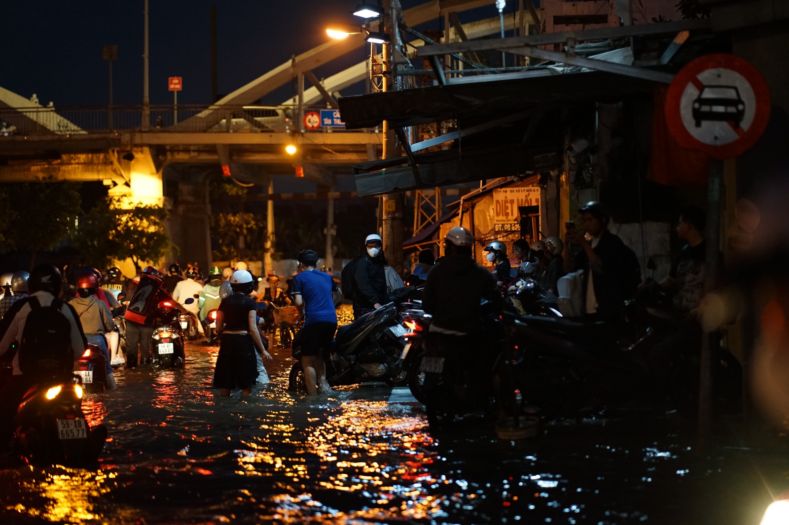 TP.HCM: "Vượt sông" về nhà - Ảnh 17. TP.HCM: "Vượt sông" về nhà - Ảnh 17.