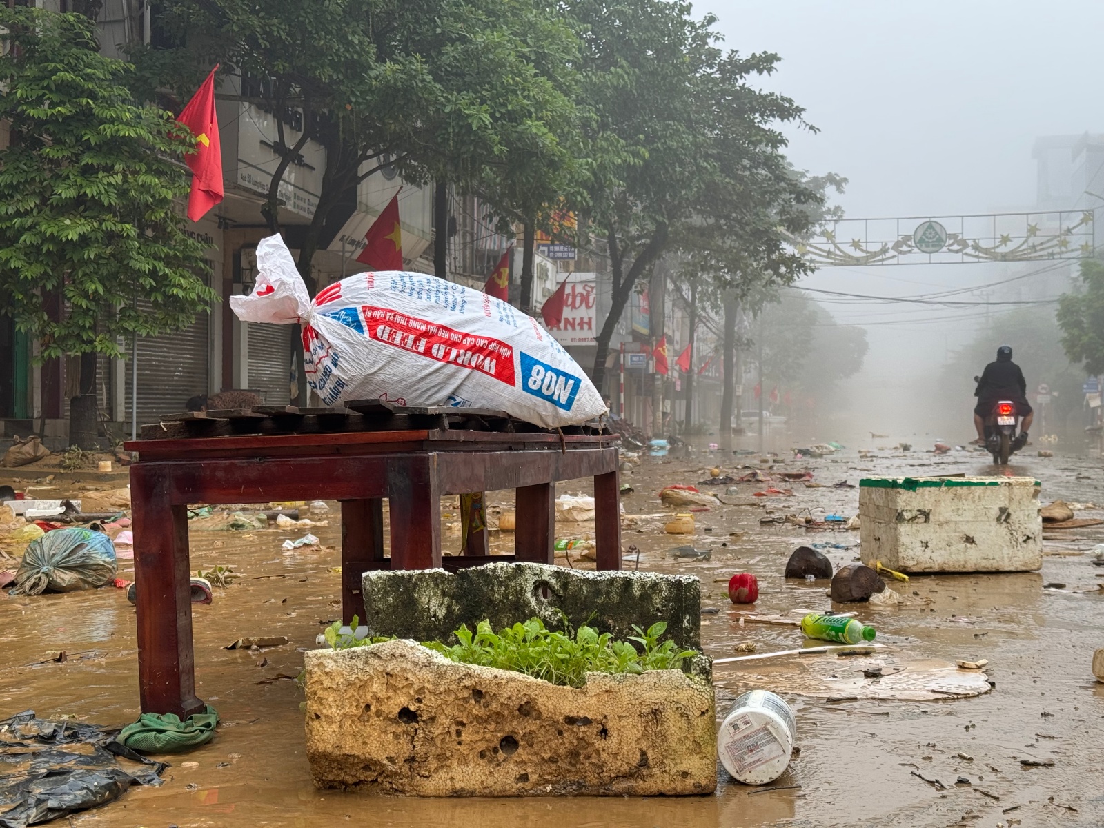 Cảnh tượng khó tin ở Trung tâm Thái Nguyên ngày 9/10 - Ảnh 22.