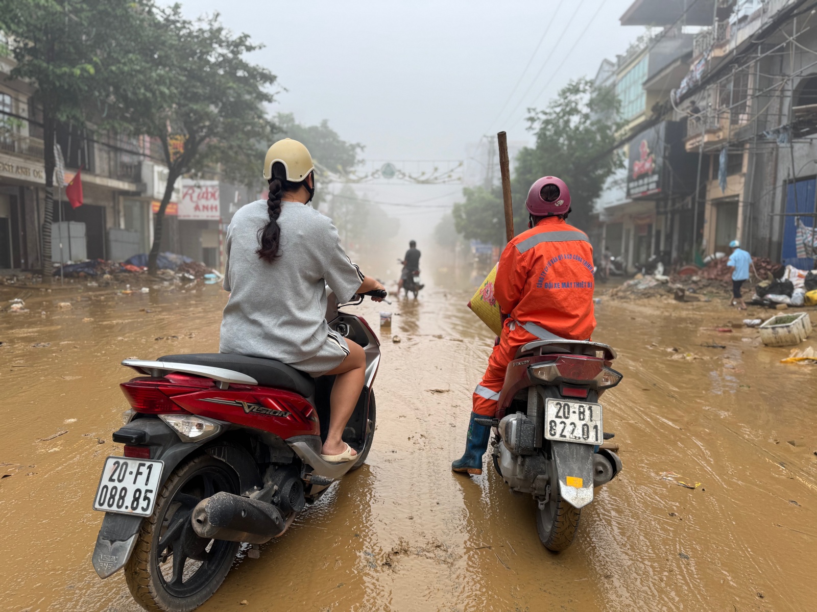 Lũ rút, Thái Nguyên hiện lên với một khung cảnh tan hoang đến xót xa - Ảnh 6. Lũ rút, Thái Nguyên hiện lên với một khung cảnh tan hoang đến xót xa - Ảnh 6.
