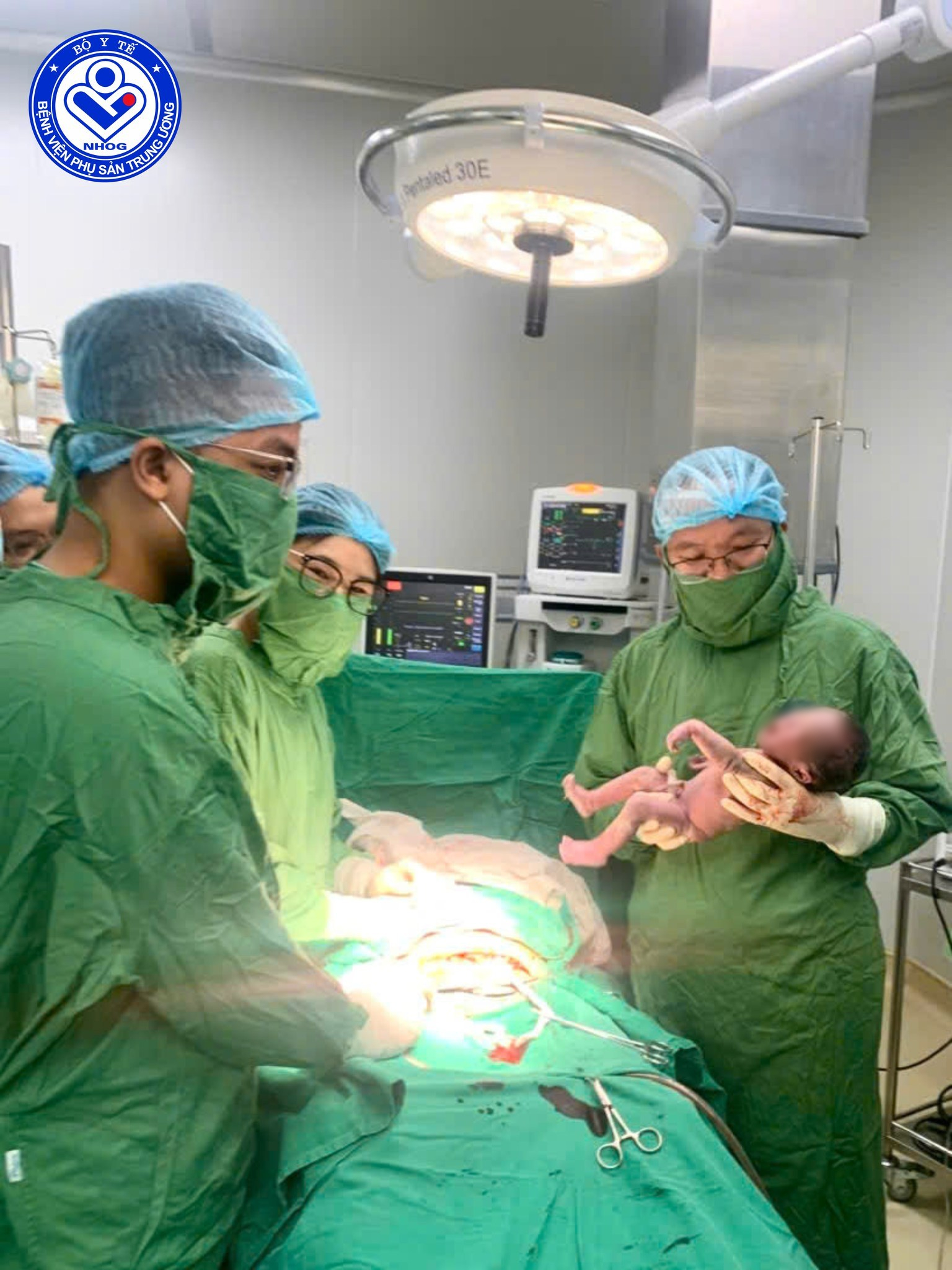 Cuộc đại phẫu đầy thử thách: Giành giật 2 sự sống từ lằn ranh sinh tử, mẹ sa dây rốn, vỡ ối hoàn toàn, u xơ tử cung khổng lồ- Ảnh 2. Cuộc đại phẫu đầy thử thách: Giành giật 2 sự sống từ lằn ranh sinh tử, mẹ sa dây rốn, vỡ ối hoàn toàn, u xơ tử cung khổng lồ- Ảnh 2.