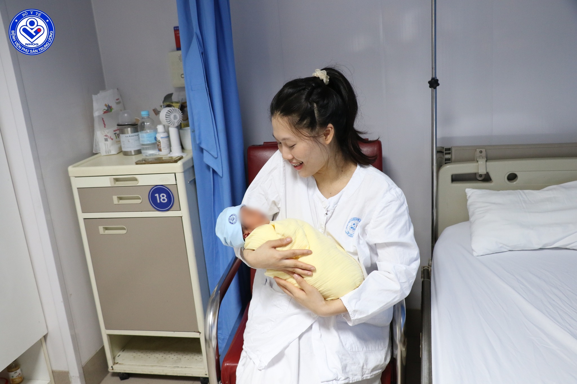 Cuộc đại phẫu đầy thử thách: Giành giật 2 sự sống từ lằn ranh sinh tử, mẹ sa dây rốn, vỡ ối hoàn toàn, u xơ tử cung khổng lồ- Ảnh 3. Cuộc đại phẫu đầy thử thách: Giành giật 2 sự sống từ lằn ranh sinh tử, mẹ sa dây rốn, vỡ ối hoàn toàn, u xơ tử cung khổng lồ- Ảnh 3.