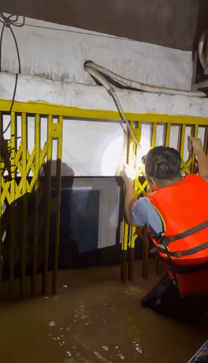 Là 1 người mẹ, tôi nể phục ông bố 6 con giữa vùng nước lũ ấy và cả vợ anh nữa: Những đứa trẻ chắc chắn sẽ tự hào về bố mình!- Ảnh 7. Là 1 người mẹ, tôi nể phục ông bố 6 con giữa vùng nước lũ ấy và cả vợ anh nữa: Những đứa trẻ chắc chắn sẽ tự hào về bố mình!- Ảnh 7.