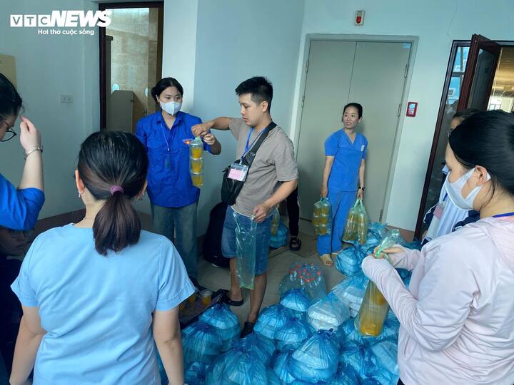 Sinh viên bị cô lập giữa lũ, trường đại học lập đội cứu trợ khẩn cấp trong đêm - Ảnh 2. Sinh viên bị cô lập giữa lũ, trường đại học lập đội cứu trợ khẩn cấp trong đêm - Ảnh 2.
