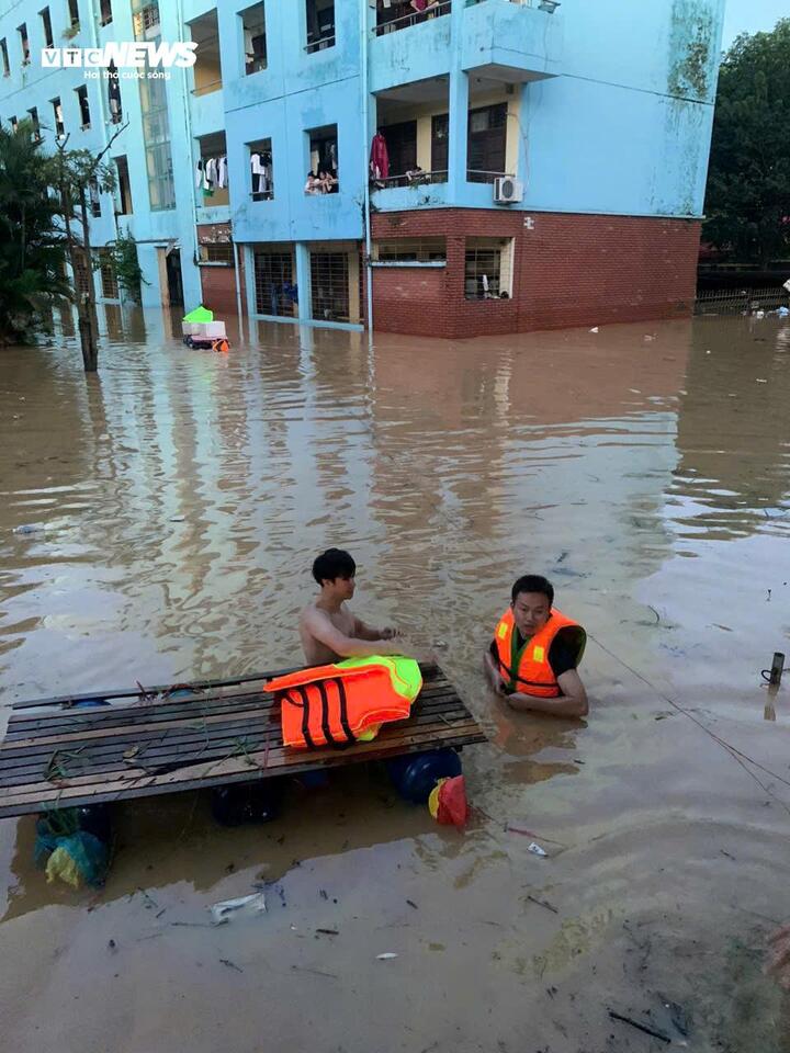 Sinh viên bị cô lập giữa lũ, trường đại học lập đội cứu trợ khẩn cấp trong đêm - Ảnh 5. Sinh viên bị cô lập giữa lũ, trường đại học lập đội cứu trợ khẩn cấp trong đêm - Ảnh 5.