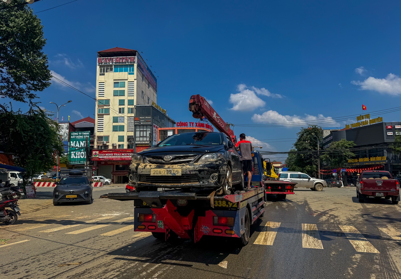 Ảnh, clip: Xế hộp ngập bùn, móp lõm nằm la liệt trên phố Thái Nguyên sau lũ - Ảnh 15. Ảnh, clip: Xế hộp ngập bùn, móp lõm nằm la liệt trên phố Thái Nguyên sau lũ - Ảnh 15.