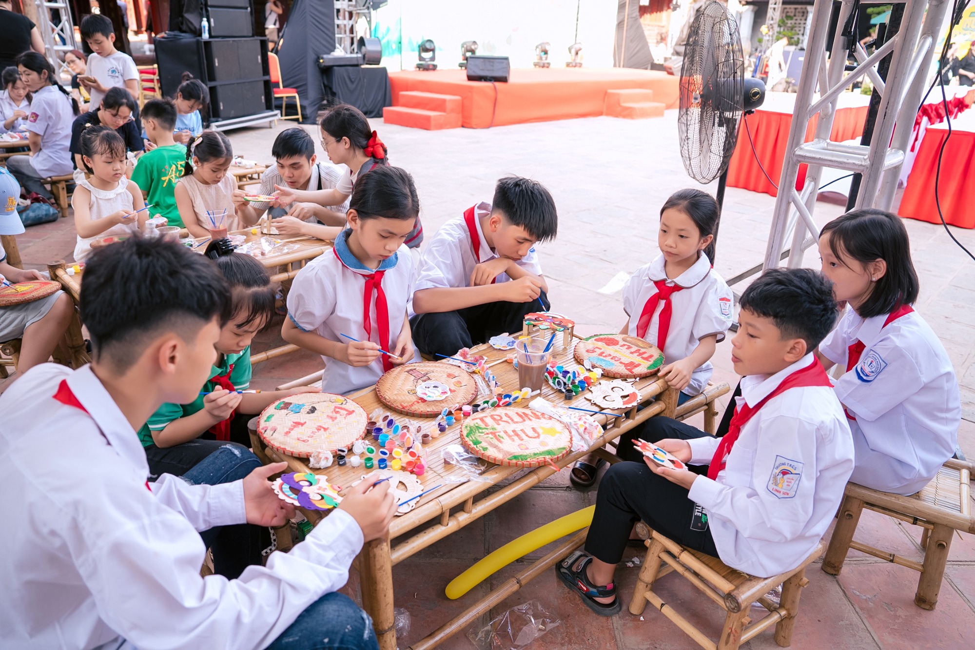 "Cùng em tỏa sáng nụ cười đoàn viên": cầu nối gắn kết những yêu thương mùa Trung Thu - Ảnh 1. "Cùng em tỏa sáng nụ cười đoàn viên": cầu nối gắn kết những yêu thương mùa Trung Thu - Ảnh 1.