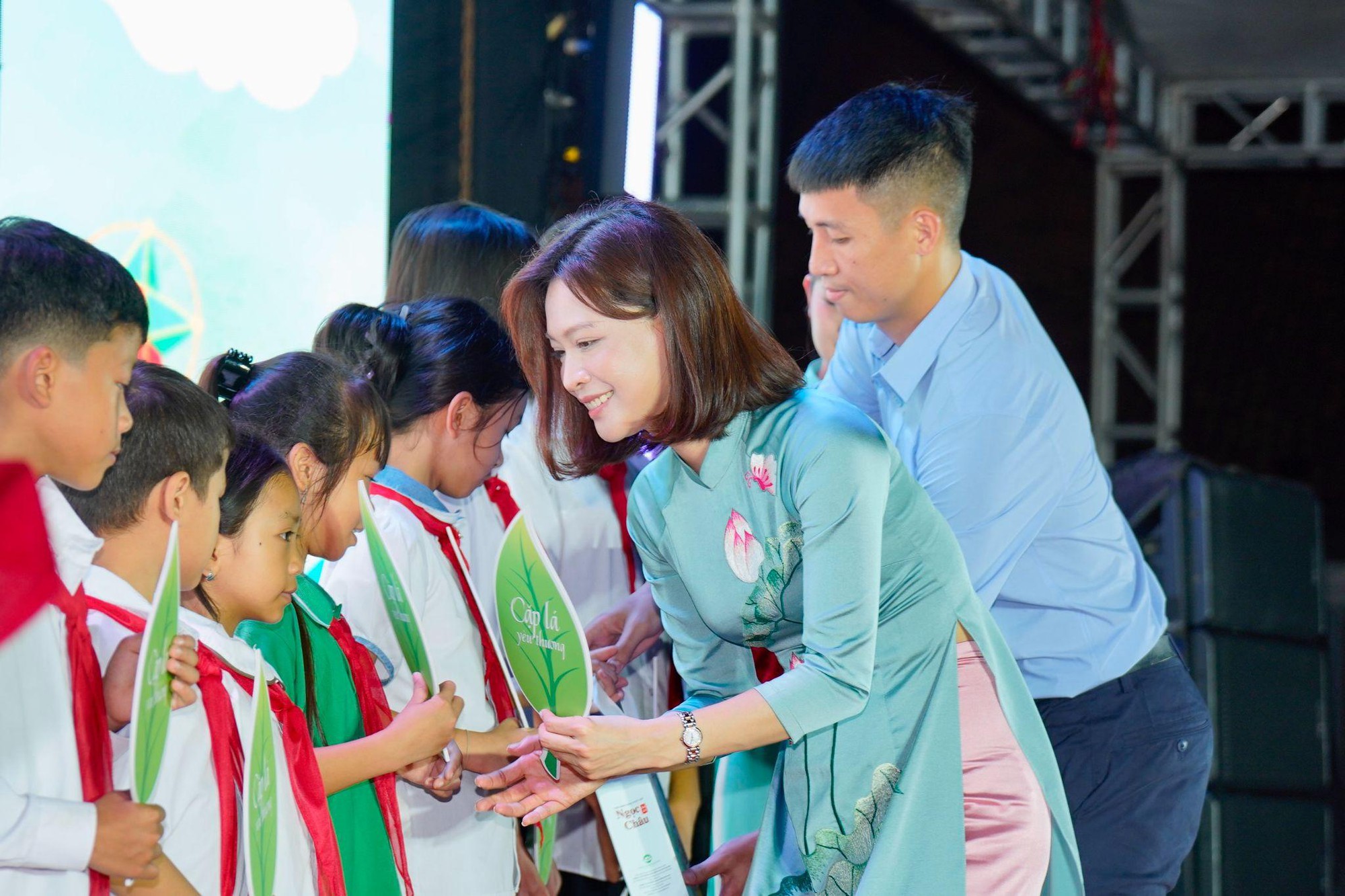 "Cùng em tỏa sáng nụ cười đoàn viên": cầu nối gắn kết những yêu thương mùa Trung Thu - Ảnh 4. "Cùng em tỏa sáng nụ cười đoàn viên": cầu nối gắn kết những yêu thương mùa Trung Thu - Ảnh 4.