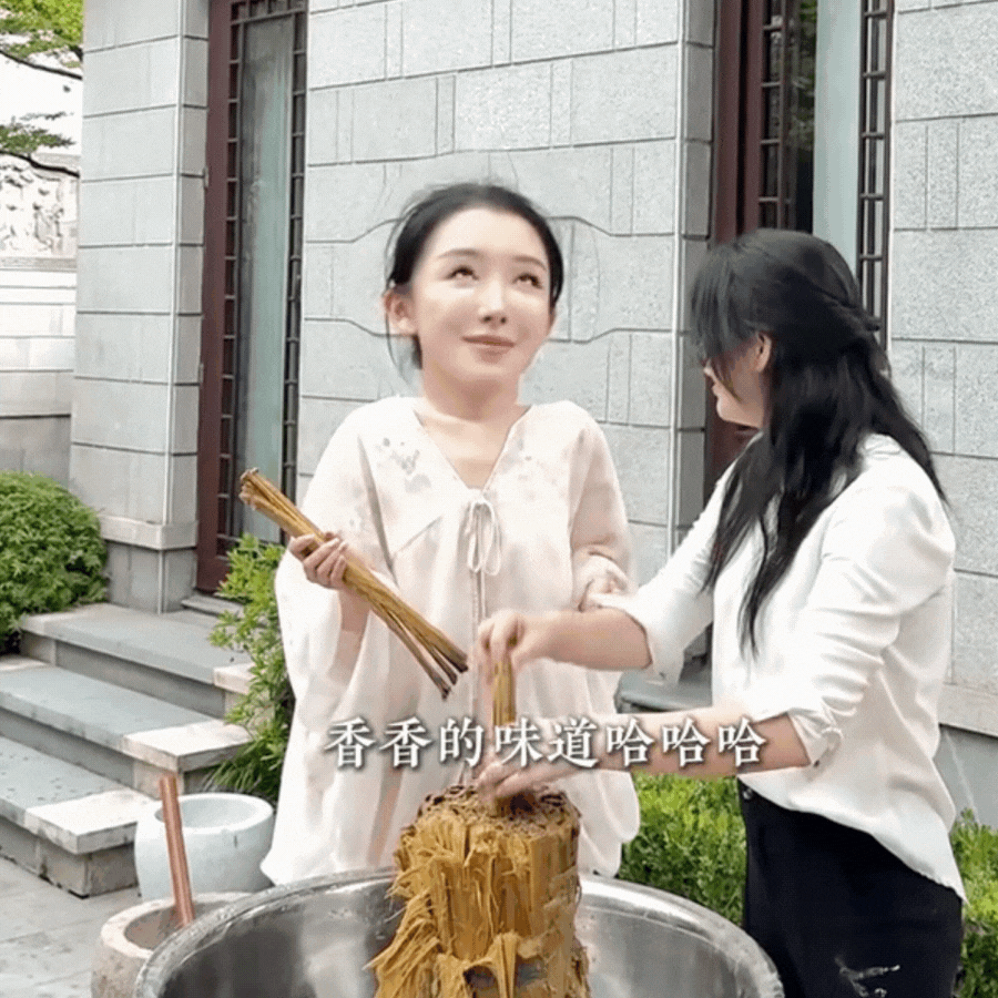 phu-ba-dao-hy-nhi-21-17599882084681855756100.gif