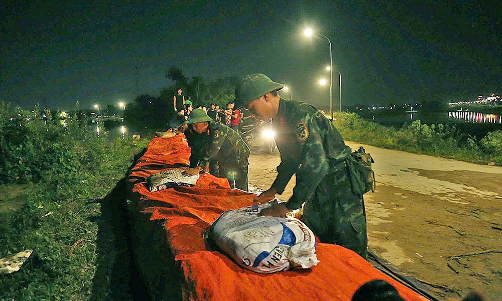 Hơn 2 . 000 Người Bắc Ninh Xuyên đêm gia cố đê Đẩu Hàn Trước lũ lớn - Ảnh 3. Hơn 2 . 000 Người Bắc Ninh Xuyên đêm gia cố đê Đẩu Hàn Trước lũ lớn - Ảnh 3.