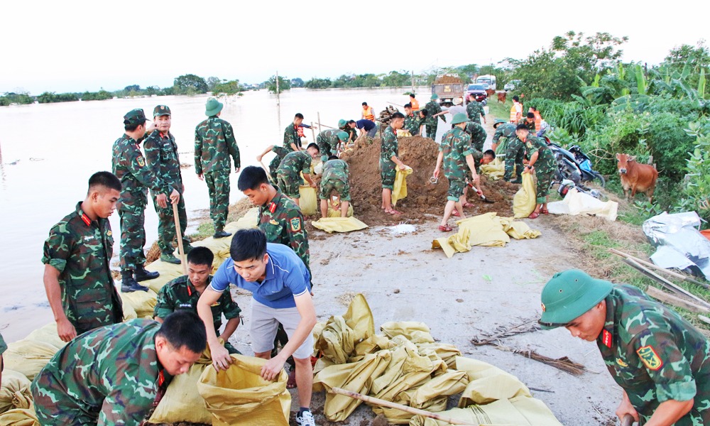 VIDEO: "Đêm trắng" đắp đê chống lũ dữ, nhiều nơi bị cô lập trong biển nước - Ảnh 7. VIDEO: Hơn 2.000 người ở Bắc Ninh xuyên đêm đắp đê Đẩu Hàn; nhiều nơi bị cô lập do lũ lớn - Ảnh 3.